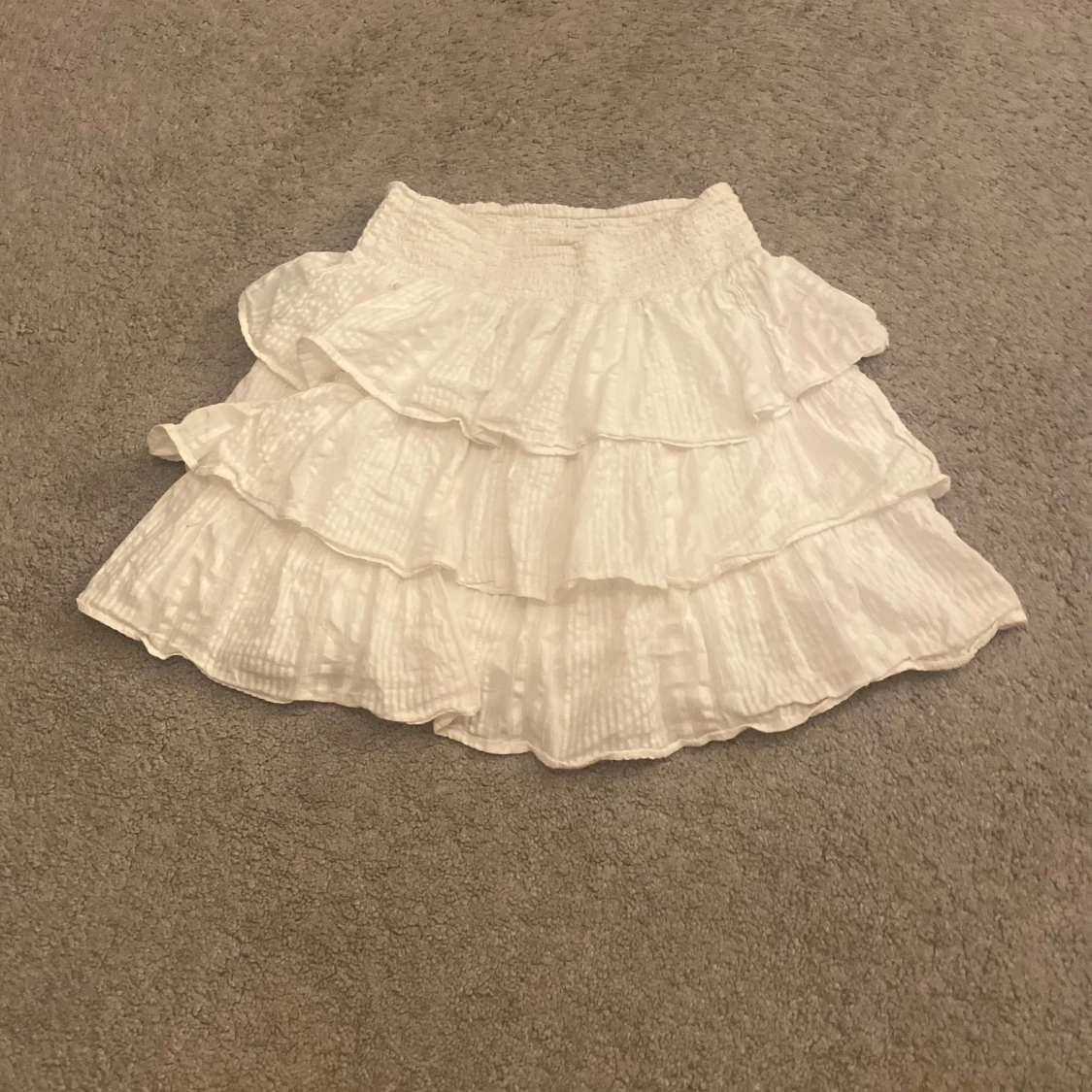 Vit volangkjol med resårmidja - 2