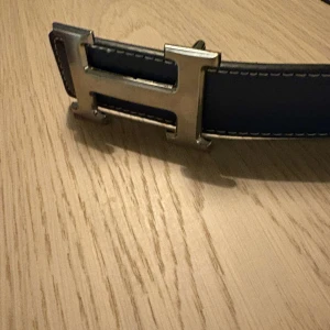 Bälte med H spänne - Ett skitsnyggt bälte med H spänne säljer på grund av att det är förlitet för mig aldrig andvänt skriv gärna om ni har några frågor😊