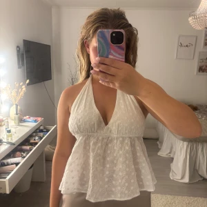 Linne  - Supergulligt linne/ blus som går att ha när som, klä upp till fest eller bara en kväll med kompisar. 