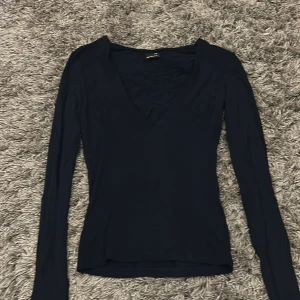 Mörkblå långärmad topp - Mörkblå långärmad topp från Gina i xxs ❤️