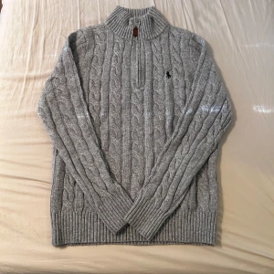 Ralph lauren knitted kvartzip - Säljer en helt ny Ralph lauren kvart zip storlek S som är väldigt fin och håller dig jätte varm i vintern, den är även skön att ha på sig och matchar jätte många outfits. Säljer pga det inte var min storlek och tog inte kvitto på den tyvärr.