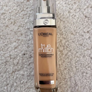 L'Oréal True Match Foundation Warm - True Match Super-Blendable Foundation från L'Oréal Paris i nyansen 4.D/4.W Warm Dore. Flytande foundation med hyaluronsyra som återfuktar och smälter in i huden. Kommer i en snygg glasflaska med pump, 30 ml. Perfekt för en naturlig och jämn finish. Säljer på grund av fel färg och den är andvlnd bara 1 gång