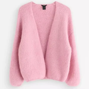 Rosa stickad kofta från Lindex - Aldrig använd men har tagit bort prislappen. Den är i storlek xs/s. Säljer då den inte har kommit till användning och den inte längre passar mig💕Den är tyvärr för liten och jag har vanligtvis storlek S eller M i stickade tröjor så jag skulle rekommendera en stl M om man har samma storlek som jag har på tröjor💗Ny pris 399kr