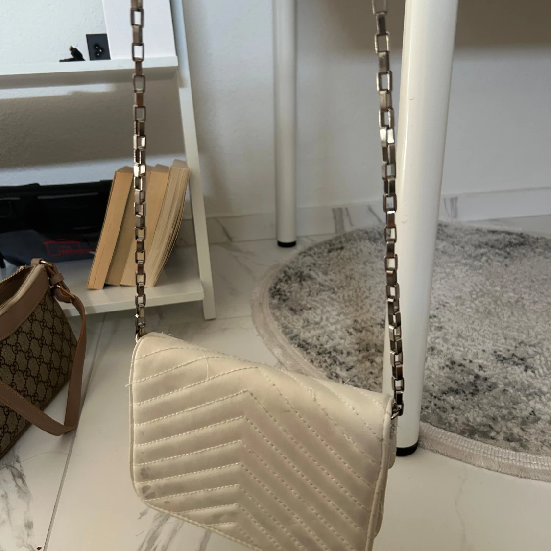 Vit quiltad axelväska från Bershka - 1