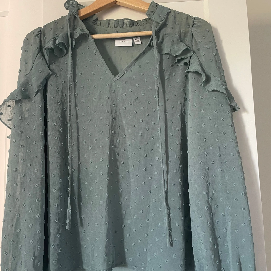 Grön blus med volanger