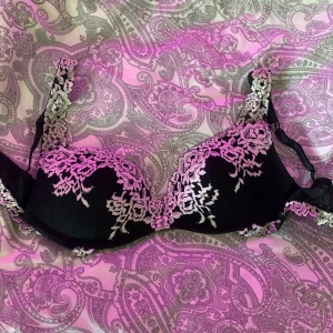BH från Intimissimi - Supersnygg bh med vit broderad spets från Intimissimi. Storlek 80B, Endast testad, nypris 569kr🤍