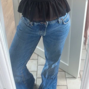 Low waist breda Zara jeans - Populära zara jeans, knappt andvända säljer pågrund av att jag gillar flare mer😅😅😅😅