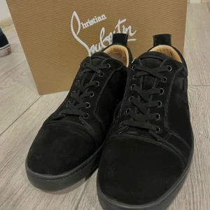 Christian Louboutin Skor - Ett par snygga svarta Loubs utan spikar. Jag köpte dem av en kompis för 2500kr men tyvärr så använder jag dem inte så ofta. Dem har knappast använts jag skulle säga att dem är i 8/10 gällande skicket på dem. Det ingår kvitto, certifikat, skolåda och en skopåse.                                                   OBS jag är inte säker på om dem är äkta även fast att det finns äktikhetsbevis därför säljer dem så billigt. Vid frågor är det bara att skicka dm🙂
