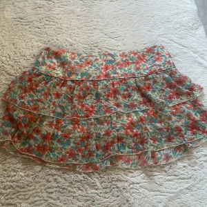 Blommig mini kjol - Super söt och somrig volang kjol perfekt till sommaren! 🌸 säljer då den är för stor! ❤️