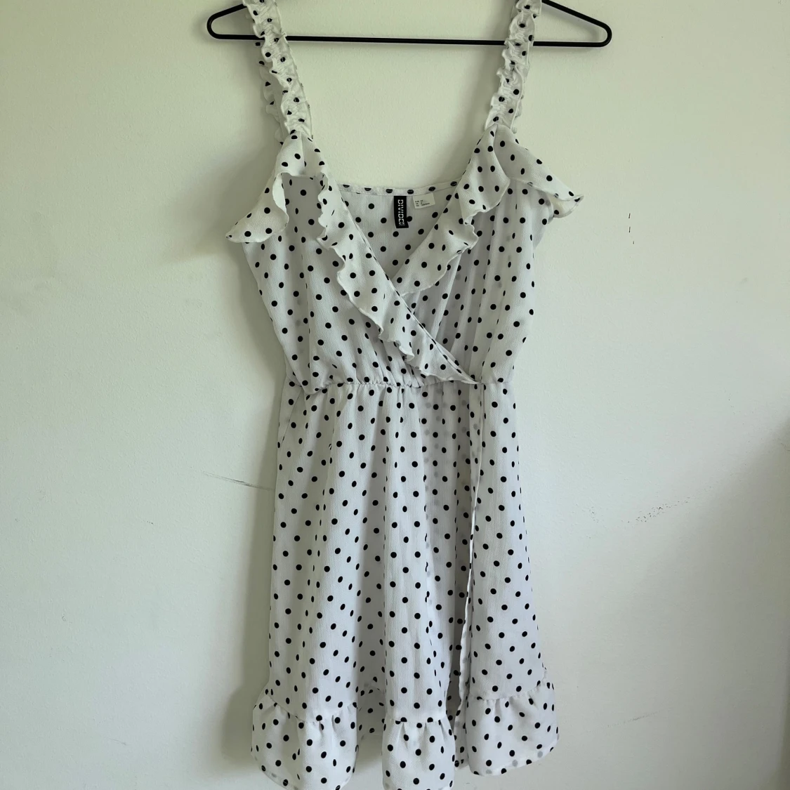 Vit prickig omlottklänning