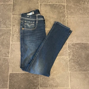 Replay Anbass jeans - •10/10 skick - helt nya✅ •Storlek W29, L32📏 •Inkluderat - jeans👖 •Fraktar inom 24h📦 •Nypris - ca 1600 SEK💸 LID006