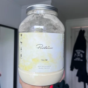 Protein Slim Måltidsersättning (Mango Tropical) - Protein Slim är ett måltidsersättningspulver och just denna är i smak av mango och tropiska frukter. Perfekt för dig som vill ha ett snabbt, smidigt och gott alternativ till frukost eller mellanmål. Blanda med mjölk och skaka – klart! Passar en aktiv livsstil. Använd 1 gång och säljer pga att den inte föll mig i smaken 💛 Köper du innan 19 på kvällen kan det skickas samma dag ;)