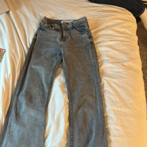 Grå jeans från Bershka, bootcut - Snygga grå jeans från Bershka med vanliga fickor där bak