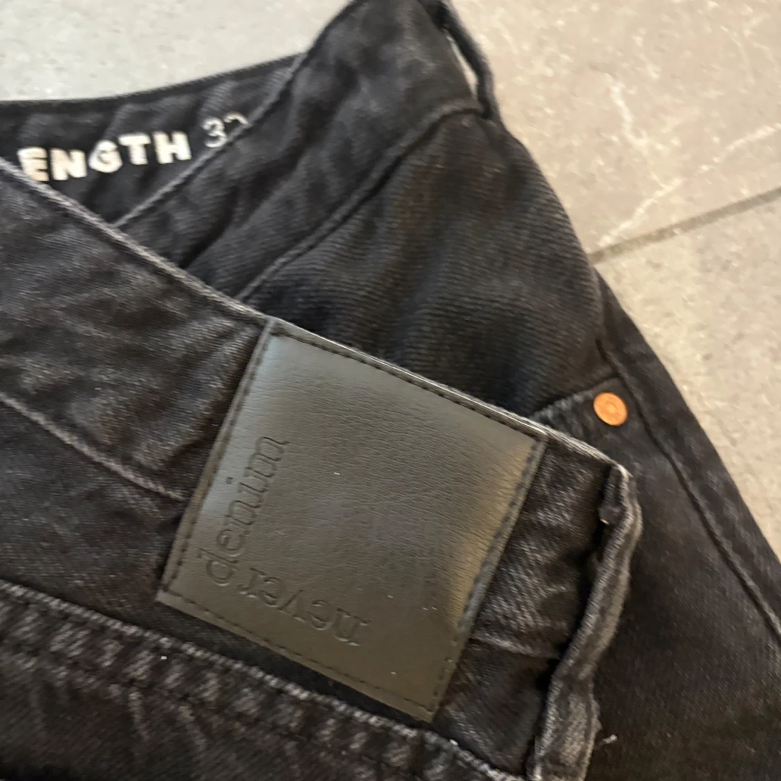 Svarta low waist straight jeans - 2