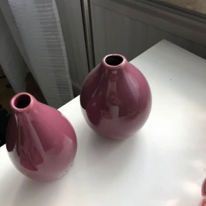 två små rosa vaser - oanvända två små vaser som har stått i mitt vitrinskåp.
