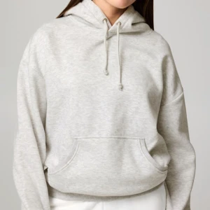 Hoddie - Har en liten fläck bak vid nacken men annars jättebra skick 