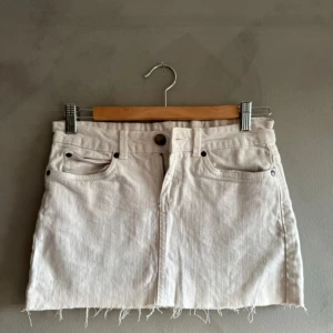 Vit jeanskjol med rå kant - Vit kort jeanskjol, passar för en S. Från vero Moda.