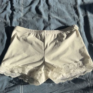 Shorts  - Shorts med spets perfekt till under kjol eller klänning, aldrig använd