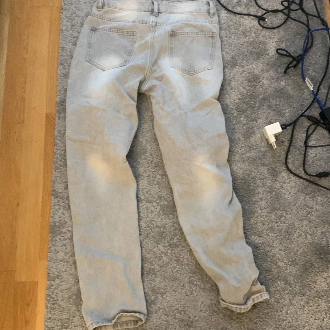 Ljusblå slitna jeans med hål - 1