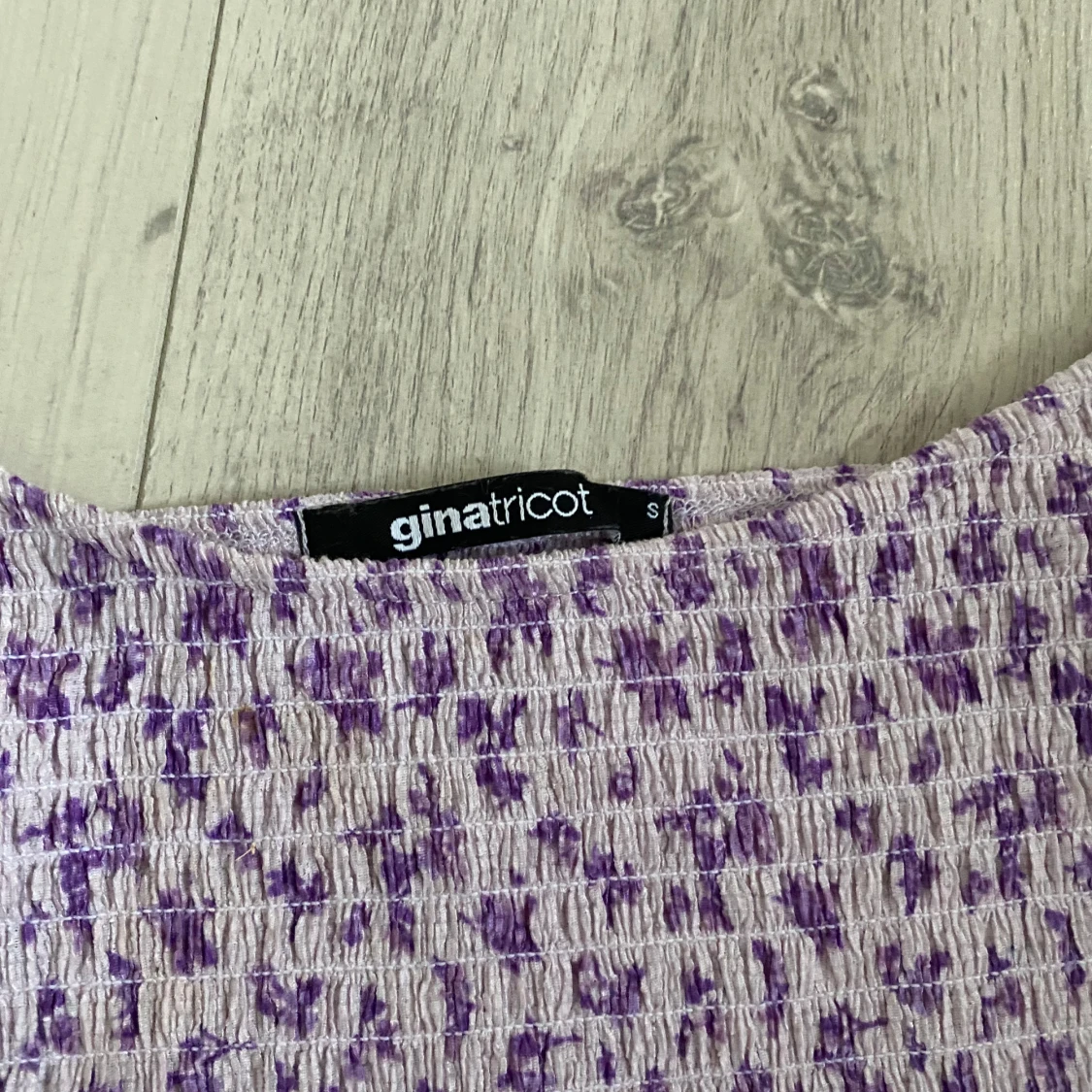 Ljuslila blommig topp från Gina Tricot - 3