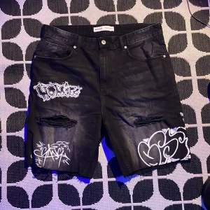 Jeans shorts - Jeans shorts/jorts från bershka i väldigt bra skick skriv gärna om ni har frågor