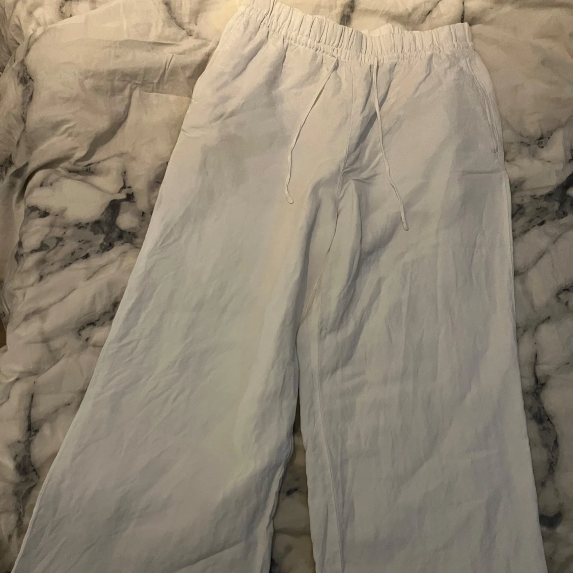 Vita vida linnebyxor med snörning - 1