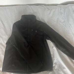 Ralph lauren jacka - Säljer denna riktigt snygga ralph lauren jacka 🐼 då den inte passade mig. Helt ny. Passar från 175-183 typ.