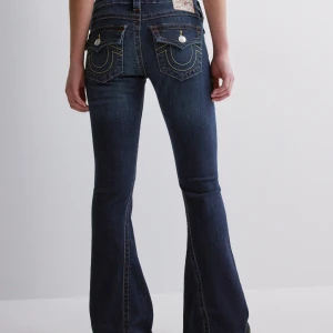  True Religion joey jeans - Säljer mina slutsålda och eftertraktade mörkblå jeans från True Religion med bootcut passform. De har blivit uppsydda av en skräddare (bild 3&4) som inte syns, och de skulle passa någon som är 160cm. Modellen heter Joey Muddy waters. Nypris: 1299kr. 