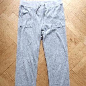 Juicy couture byxor - Snygga ljusgrå mjukisbyxor från Juicy Couture i stl L. Nyskick & knappt använda. Ordinare pris 1200kr.