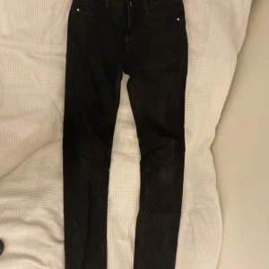 Jeans  - Svarta jeans som aldrig kommer till andvändning 💗