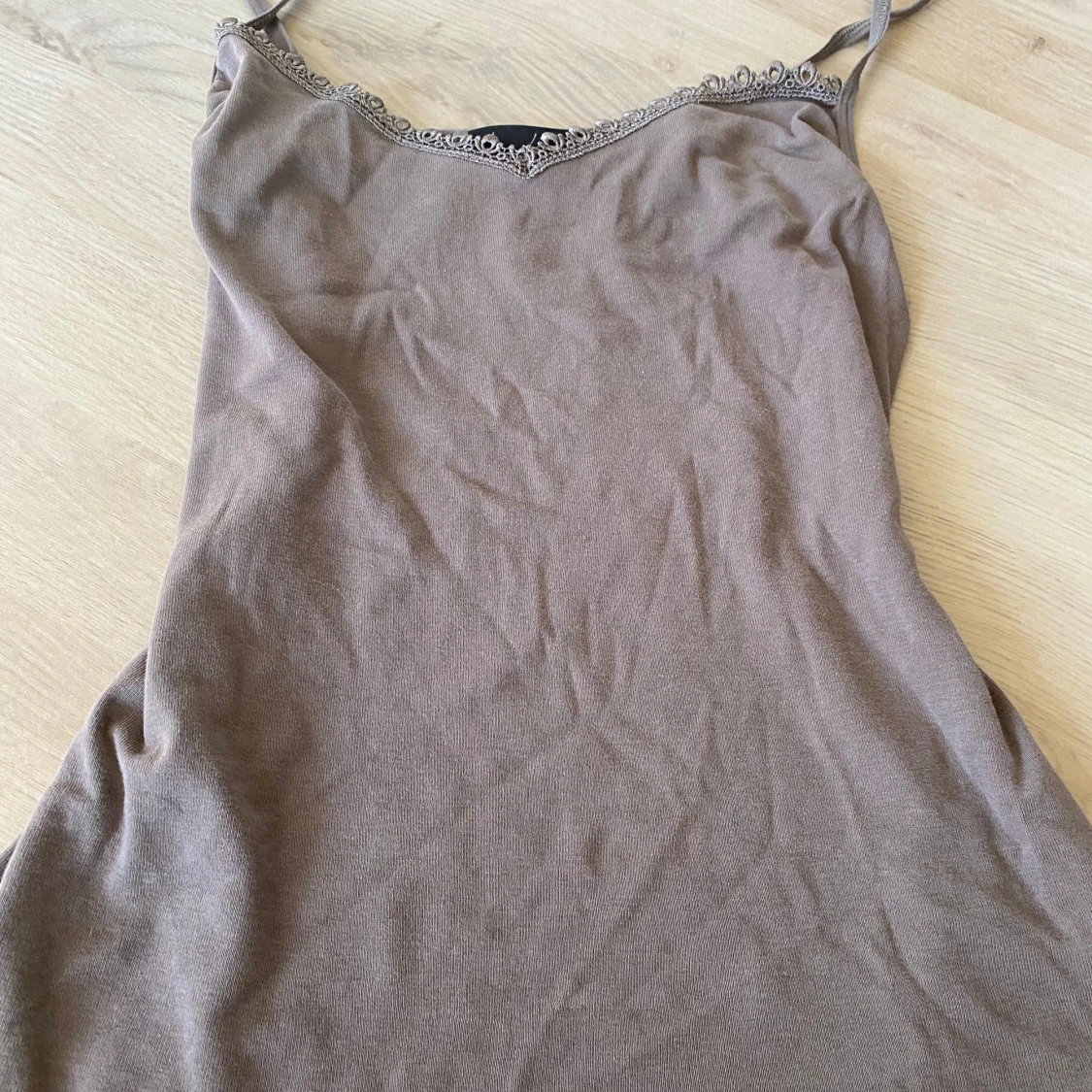 Beige/brun linnetopp med spets från Vero Moda