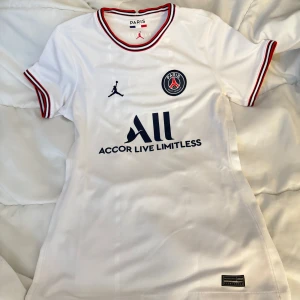 PSG 21/22 4th stadium ss jersey - Från 2021/2022 men välbevarad, som ny! 💥Gamla modellerna är så mycket snyggare än de nya tycker jag men denna passar inte längre 🙃Perfekt nu till sommaren, kvitto finns!