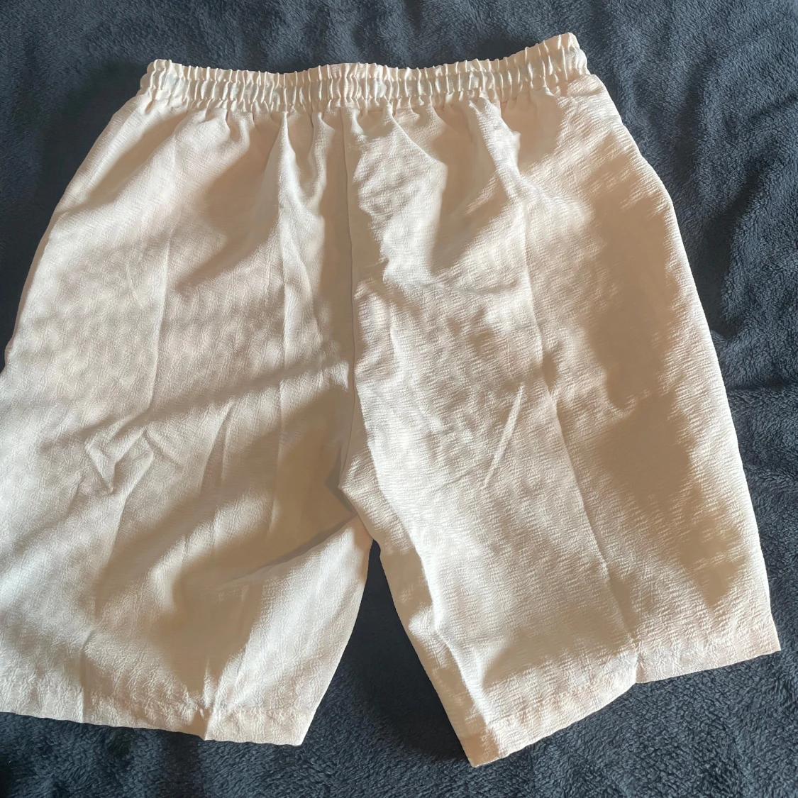 Beiga shorts med snörning - 1