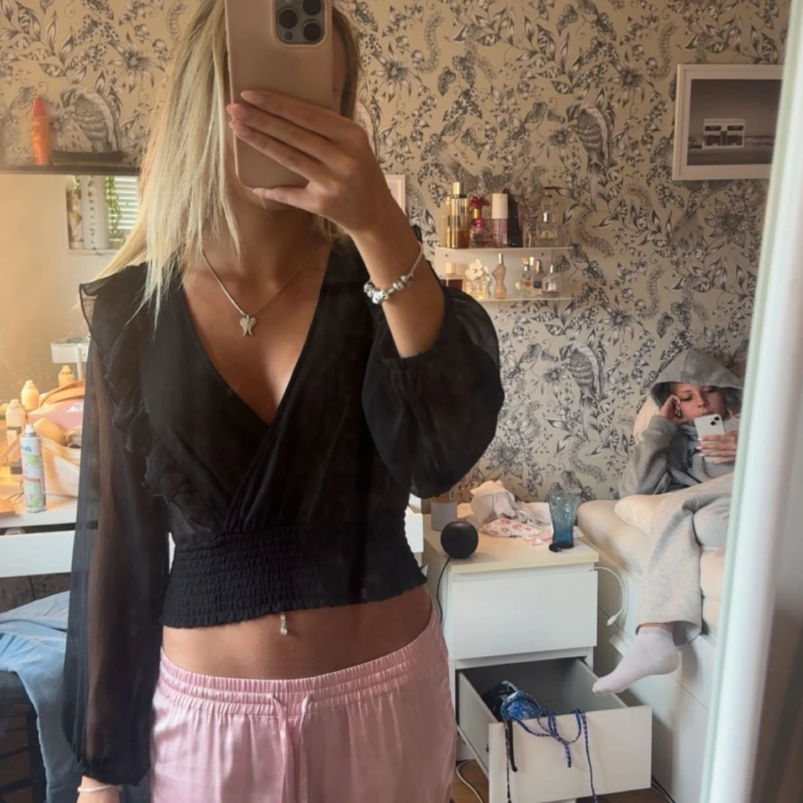 Svart omlottblus med volangdetaljer