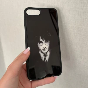 Svart mobilskal med Harry Potter  - ❗️TAR ENDAST SWISH, SKRIV TILL MIG VID KÖP❗️Snyggt svart mobilskal med Harry Potter på baksidan. Skalet har en matt finish på insidan. Använt fåtal gånger. Till en iPhone 7/8 PLUS 