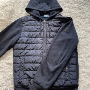 Marinblå cardigan Polo Ralph Lauren - Marinblå cardigan/hybridjacka från Ralph lauren. Storlek S men passar ~S/M. Nypris ca 4200kr 