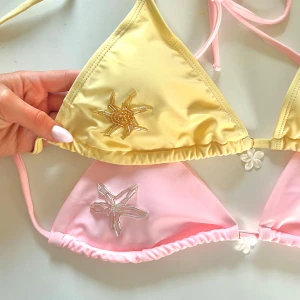 Bikinitopp  - Bikinitopp med pärlbroderi!🌸unik bikinitopp som passar perfekt till sommaren!  broderier är hemmagjort, toppen är ALDRIG ANVÄND⭐️ fler liknande bikinitoppar finns i min profil, så håll utkik om ni är intresserade!!😊 150 kr styck - pris kan diskuteras vid snabb affär