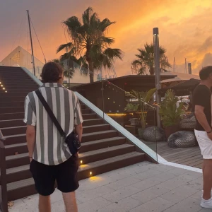 Randig skjorta från Bershka, S - Kortärmad skjorta från Bershka i storlek S med breda vertikala ränder i vitt, grönt och svart. Skjortan har klassisk krage, knäppning framtill och är tillverkad i ett luftigt tyg som passar perfekt för varma dagar. Snygg och avslappnad passform.