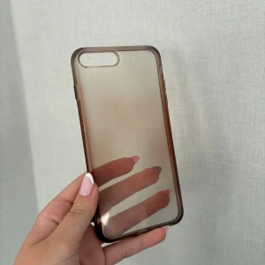 Genomskinligt mobilskal - ❗️TAR ENDAST SWISH, SKRIV TILL MIG VID KÖP❗️Genomskinligt mobilskal till en iPhone 7/8 PLUS. Använt men inga större fel på det. 