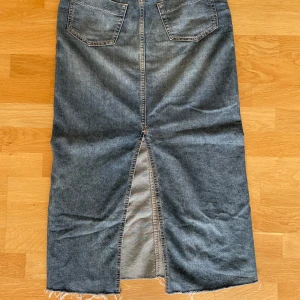 Lång jeanskjol - Bekväm och snygg jeanskjol från H&M, för liten för mig tyvärr💔