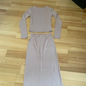 2 delat set - Setet är oanvänt. På bilderna ser det mer grå/beige ut men i verkligheten är det beige/rosa. Skönt material.