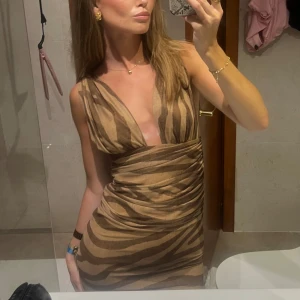 Klänning  - Så snygg klänning, med lappen kvar då jag köpte två stycken