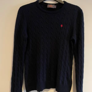 Morris Sweatshirt Kabelstickad - Jag säljer nu min Mörkblåa kabelstickade tröja från Morris. Jag har bara använt tröjan 3-4 gånger då den har krympt i tvätten. Storleken är nu mera mellan S-XS. Tröjans skick är nästintill så gott som ny! Priset är ej hugget i sten så allt kan diskuteras!