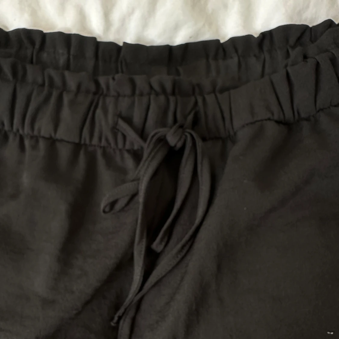 Svarta shorts med snörning - 1