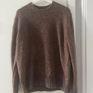 Massimo Dutti - Stickad tröja från Massimo dutti i storlek M (sitter som L). Tröjan är i nyskick och finns även kvar tagg. Hör av er vid fler frågor!
