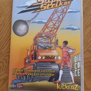 Supa Strikas,  dvd, 2 episoder - Följ med Supa Strikas på spännande fotbollsäventyr!                                                Denna tecknade serie bjuder på action, humor och coola matcher.                                         Perfekt för dig som gillar sport, laganda och fartfyllda historier.                                     Innehåller två episka avsnitt på både svenska och norska.