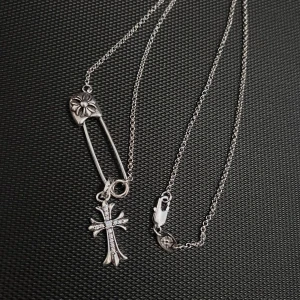 Rockstar Safety Pin Necklace - Halsband med säkerhetsnål och kors – en rebellisk silhuett i silver. Cirka 45 cm långt.