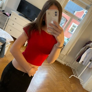 Röd tröja med öppen rygg - jättefin röd tröja med öppen rygg från shein. I storlek xs. Sitter jättebra!.