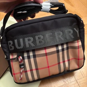 Burberry väska - Säljer en burberry väska som är helt ny och oanvänd. Pris kan diskuteras vid snabbköp!