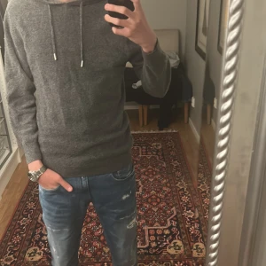 Cashmere Hoodie - Säljer denna stilrena cashmere hoodie. Säljer den för att den är för liten. Inga defekter eller hål i den. Priset står inte skrivet i sten!!
